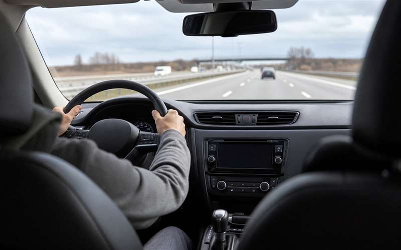 Estrada em Mato Grosso do Sul vista do interior de um carro em movimento